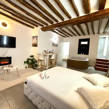 Moderne Avec Jacuzzi Apartment *