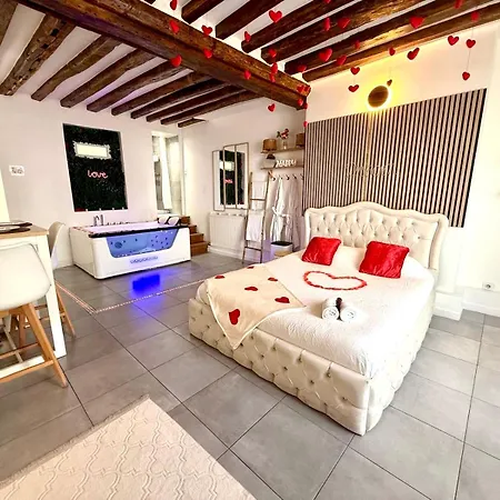Moderne Avec Jacuzzi Apartment