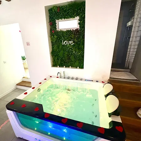 Moderne Avec Jacuzzi Apartment